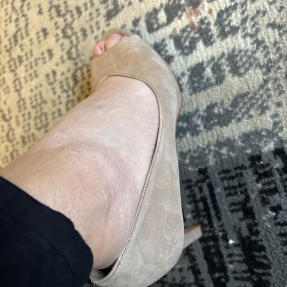 Bandolino Suede Heels Classic Peep-Toe Design - Picture 3 of 6